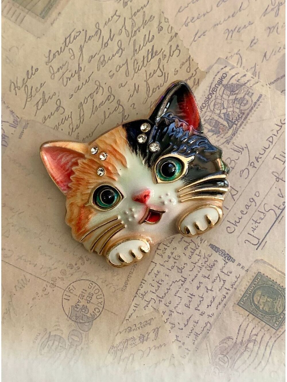 Adorable Cat Face Brooch with Sparkling Rhinestones and Enamel Detail